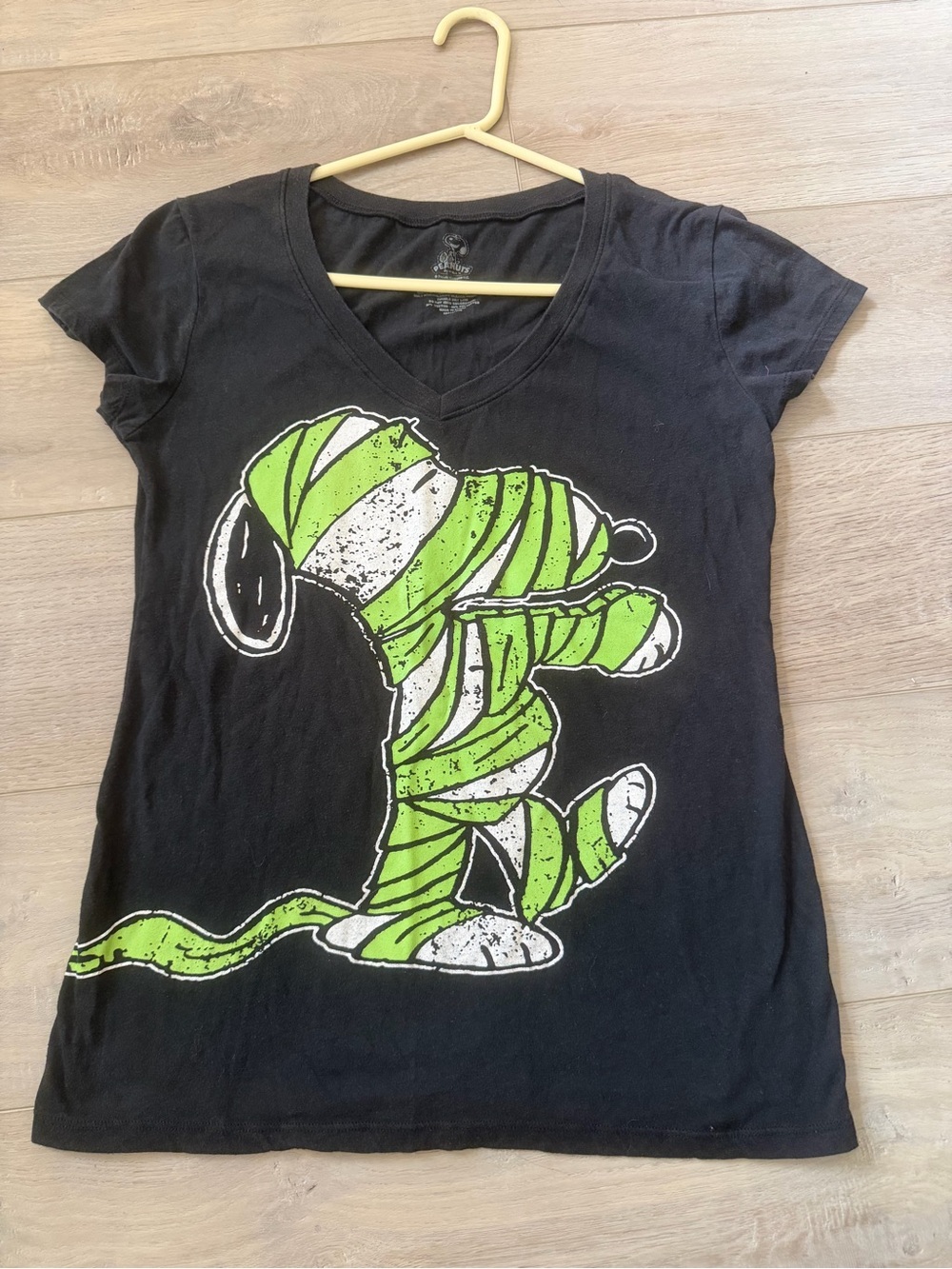 Peanuts Snoopy Mummy Halloween Graphic V-Neck Tee XL Black Green